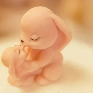 Фигурка в виде двух милых зайчиков