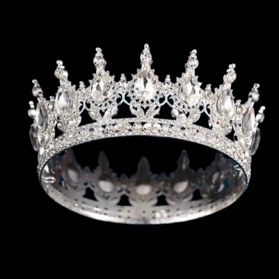 Серебряная корона с прозрачными камнями, диаметр 12 см.