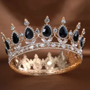 Золотая корона с чёрными камнями, диаметр 12 см.