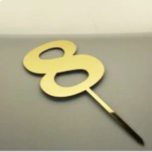 Топпер цифра 8 золотого цвета.