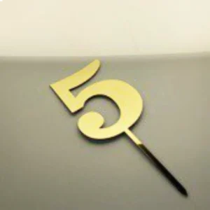 Топпер цифра 5 золотого цвета.