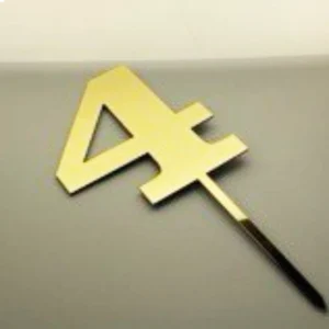 Топпер цифра 4 золотого цвета.