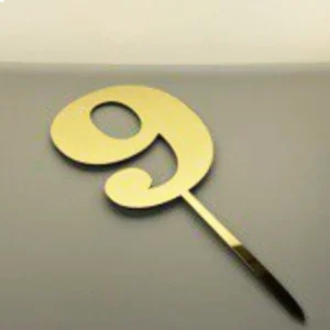 Топпер цифра 9 золотого цвета.