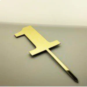 Топпер цифра 1 золотого цвета.