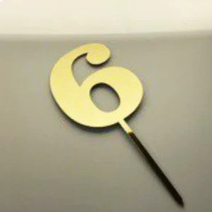 Топпер цифра 6 золотого цвета.