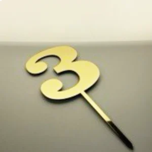 Топпер цифра 3 золотого цвета.