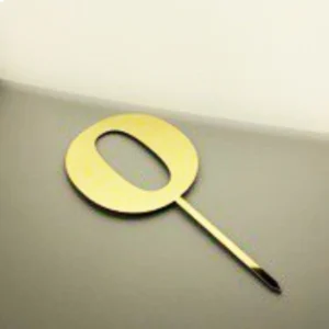 Топпер цифра 0 золотого цвета.