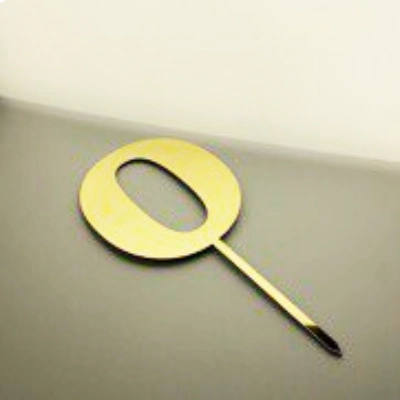 Топпер цифра 0 золотого цвета.