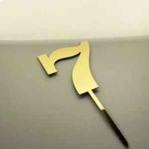 Топпер цифра 7 золотого цвета.