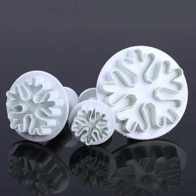 Плунжеры «Снежинка» с узором оленьих рожек, набор 3 шт. Размеры: 5,6 см, 4 см, 2,5 см. Пищевой белый пластик.