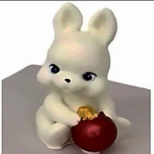 Зайчик с красной новогодней игрушкой