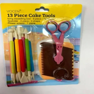 Кондитерский набор из 13 предметов для работы с кремом и мастикой.