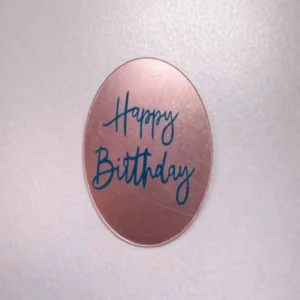 Розовый топпер-медальон — нежный акцент для праздничного торта.