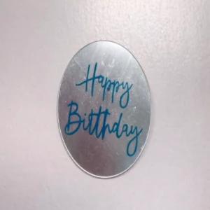 Серебряный топпер-медальон — лаконичный декор для торта.