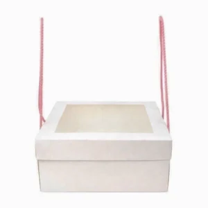 Белая коробка для десертов с прозрачным окном и ручками-шнурками. Размер 248×248×110 мм.